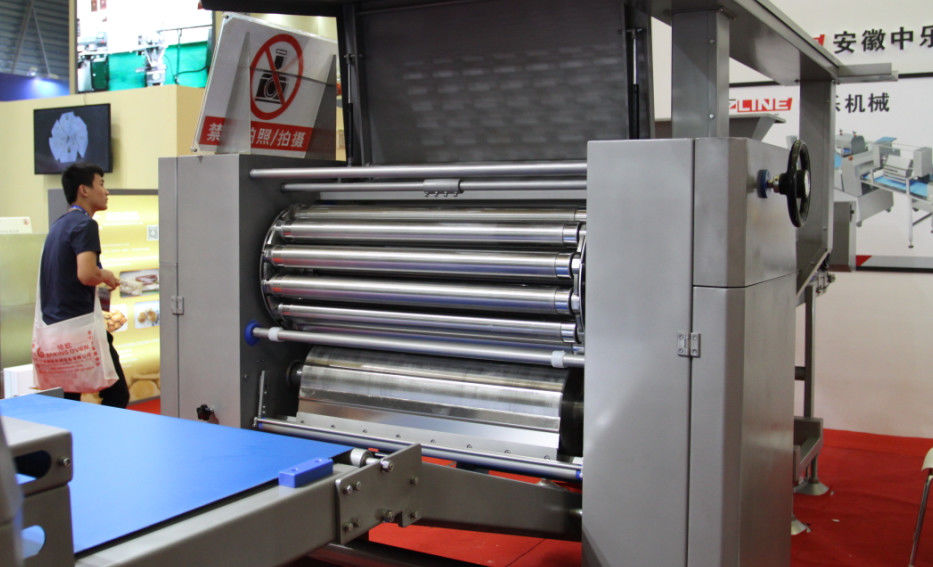Le PLC commandent la machine de rouleau de la pâte de pâtisserie avec la largeur fonctionnante de 750 millimètres fournisseur