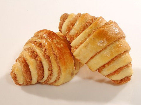 Le croissant adapté aux besoins du client faisant la machine, courbure a rempli machine de pain de croissant